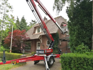 Buitenschilderwerk bij een rieten dak